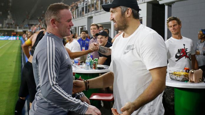 To je smůla! Rooney před zraky Ovečkina hned dvakrát trefil břevno
