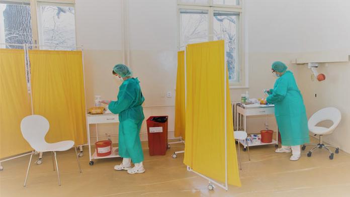 Zatímco v Česku vře boj o vakcínu, Slováci své termíny ignorují