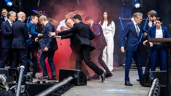 Donald Tusk byl odveden z pódia, 5. 5. 2025
