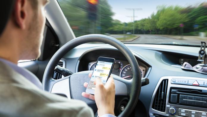 Mobil za volantem: Loni se kvůli nepozornosti stalo 17 tisíc nehod!