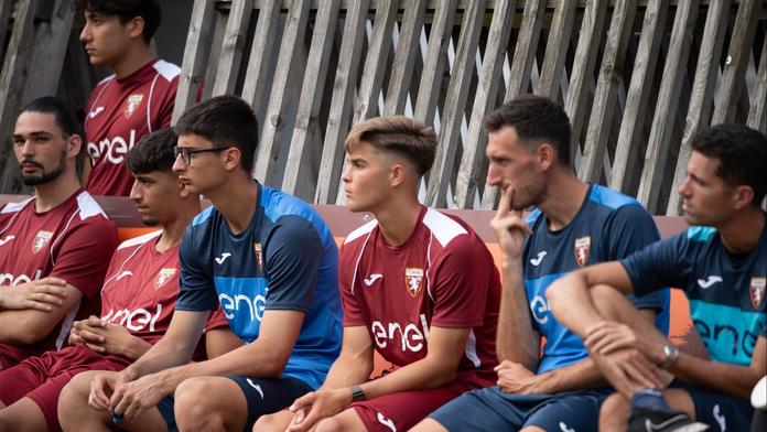 Hrozivý moment v mládežnickém fotbale, reprezentant si při souboji zlomil nohu