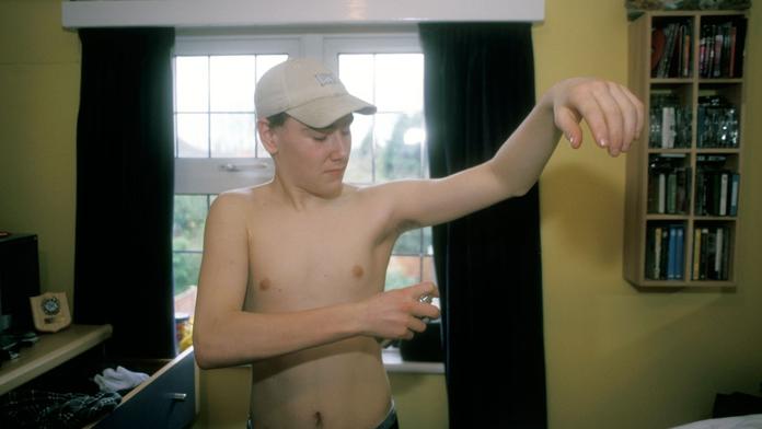 Tom (16) se nechtěl sprchovat, zemřel v hromadě deodorantů!