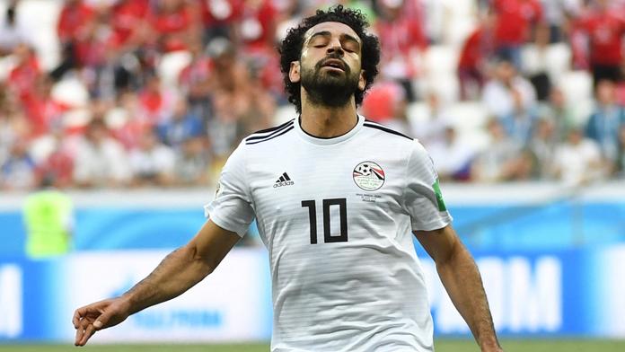 Salahománie! Egypťana během utkání obtěžoval polonahý fanoušek