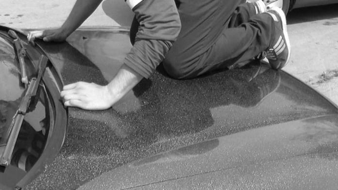 Mladík (24) záměrně skáče pod jedoucí auta! Nikdo si už neví rady