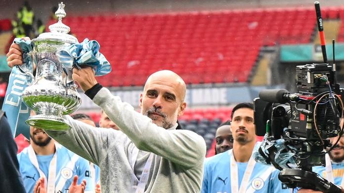 Kouč Pep Guardiola s trofejí pro vítěze FA Cupu