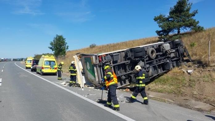 Na D1 se srazil autobus s kamionem. Další vážná nehoda zkomplikovala situaci