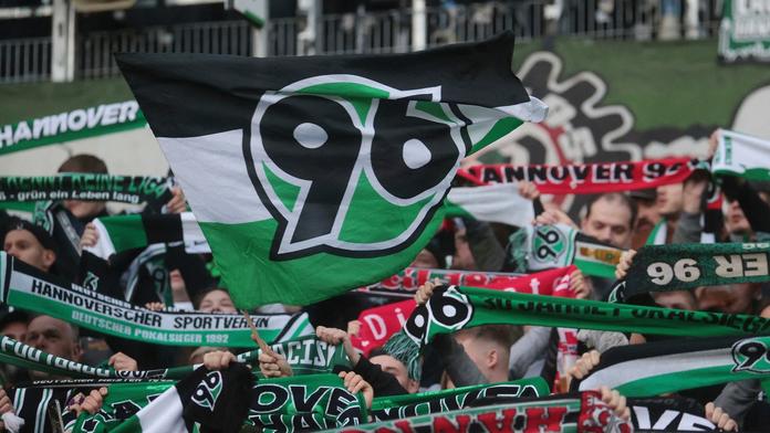 Fanoušci Hannoveru vnikli na stadion rivala. Do trávníku vypálili svoje logo