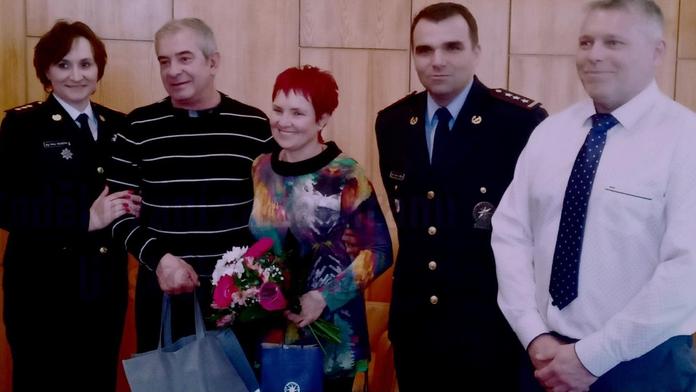 Řidička bourala na přejezdu, před smrtí ji zachránil manželský pár