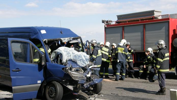 Tragédie! Dodávka narazila na D8 do náklaďáku. Její řidič nepřežil