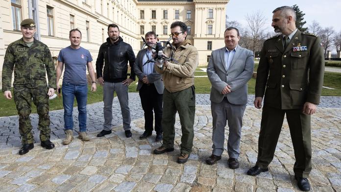Záhada okolo Skupiny D rozluštěna. Tajemný dárce 100 milionů odhalil svou identitu