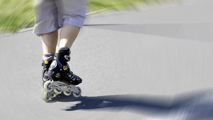 Sebevrazi na silnicích: Je bruslař chodec, nebo cyklista? A může mezi auta?