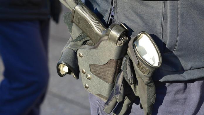 Dodávka nelegálně přejela hranice EU, policie postřelila 9 lidí