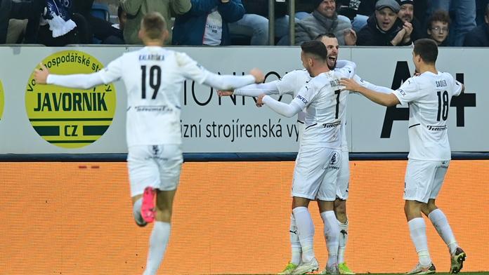 Sparta zažila na Slovácku blamáž, Slavia rozdrtila Jablonec