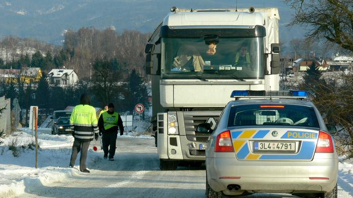 Cyklista vjel rovnou pod náklaďák, srážku nepřežil