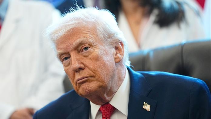 Jeden detail u Trumpa vyvolal vlnu spekulací. Vypadá to děsivě, tvrdí lidé