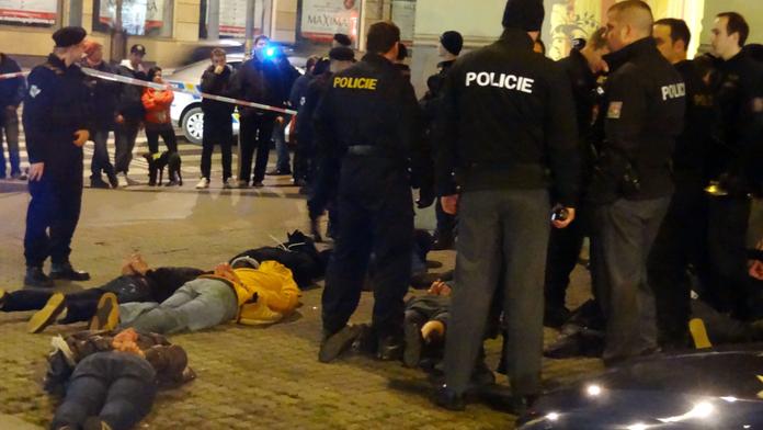 Ruští fotbaloví chuligáni řádili v centru Prahy, těžce zranili policistu