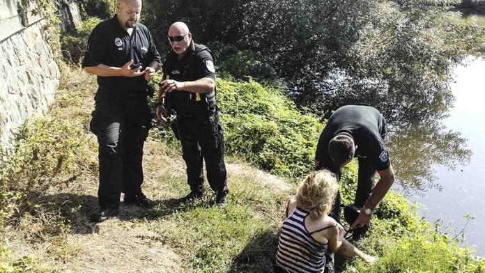 Žena se chtěla utopit. Když ji vytáhli z vody, chtěla vlézt zpět