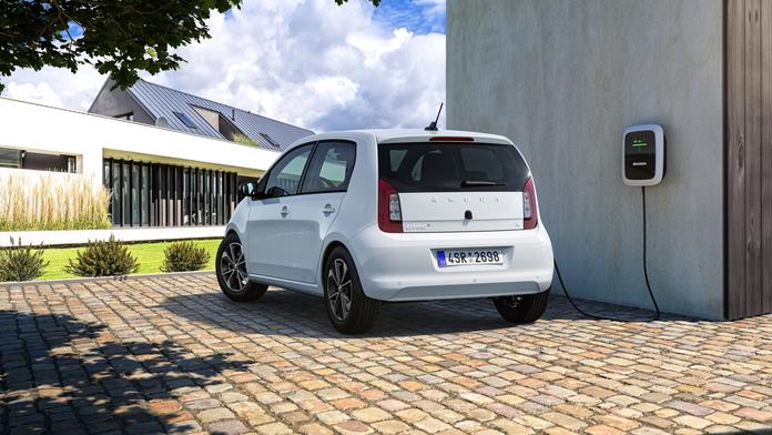 Hybridy a elektromobily v Česku trhají rekordy. Evropa je ale jinde