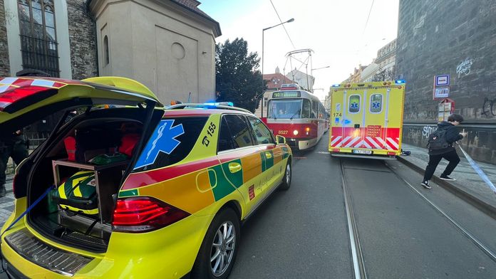 Tramvaj v Praze srazila dvě dívky. Jedna přišla o nohu