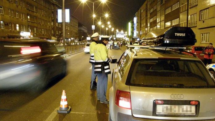 Pražští policisté šikanovali Asiaty a nechávali si pokuty