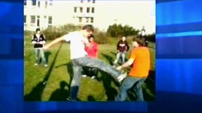 VIDEO: Chlapec bil spolužáky boxerem