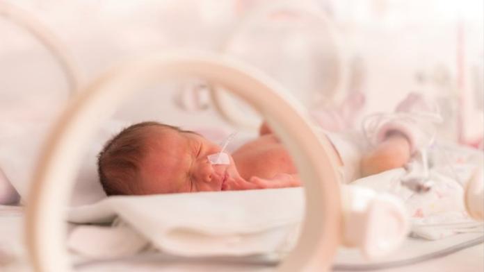 Miminko pár dnů po porodu bojovalo o život. Maminka varuje ostatní rodiče