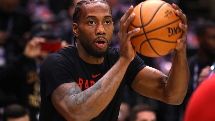 Myl auta 10 hodin denně, zastřelili mu otce. Teď táhne Toronto k titulu