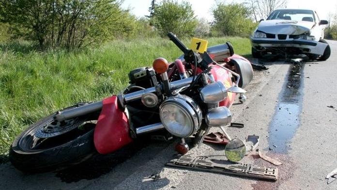 Mladý motorkář (†23) nezvládl předjíždění, skončil pod autem