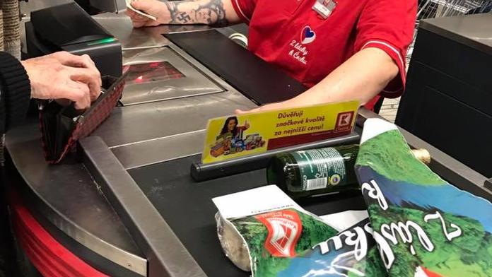 Prodavačka v Kauflandu prodávala s hákovým křížem na ruce!