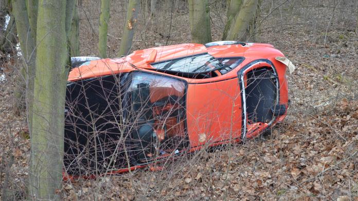 Auto ve vysoké rychlosti vyletělo ze silnice! Zraněná žena skončila v nemocnici!