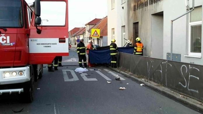 Motorkář naboural do domu, stroj začal hořet! Nehodu nepřežil