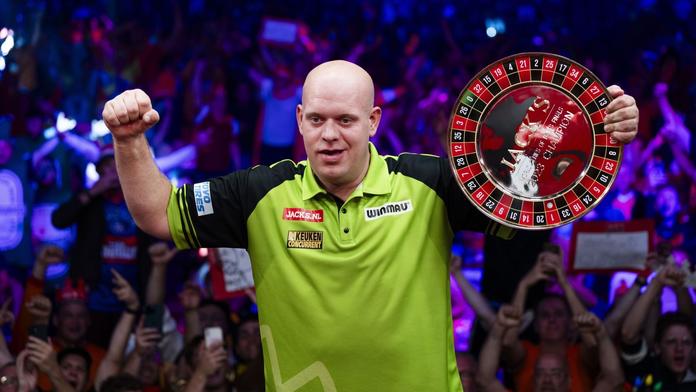 Michael van Gerwen s trofejí pro vítěze World Series Finals