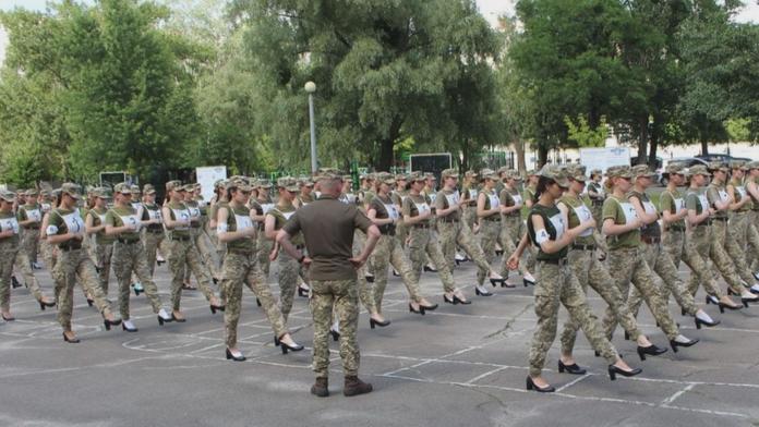 Ukrajinské vojačky na podpatcích. Veřejnost i opozice se bouří