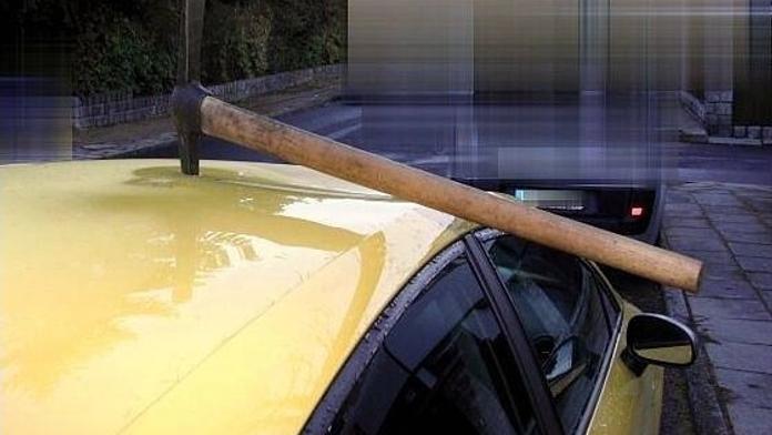 Krumpáč zabodnutý ve střeše auta! To patří olomouckému státnímu zástupci!