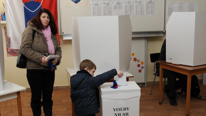 Znechucení Slováci kašlou politikům na volby. Účast je rekordně nízká