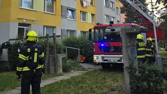 Požár v panelovém domě. Záchranáři ošetřili šest lidí