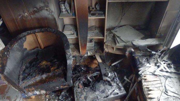 Klasický "adventní" požár vyhnal majitelku s dítětem z bytu