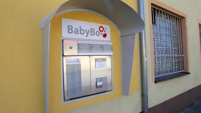 V Táboře našli v babyboxu chlapce. Dostane zlatý dukát s číslem 205