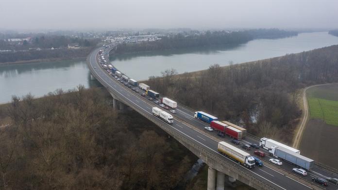 V Rakousku začaly zdravotní kontroly, u hranic se vytvořila 17kilometrová kolona!