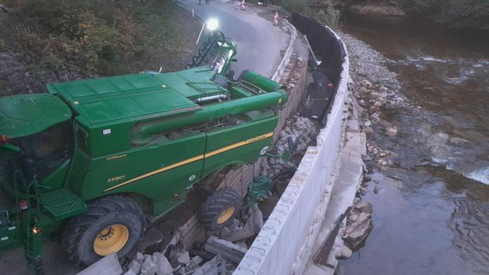 Dopravní nehoda kombajnu v Jablonci nad Jizerou