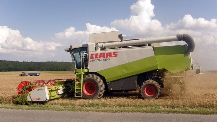 Mladíka na Bruntálsku přejel kombajn, je vážně zraněn