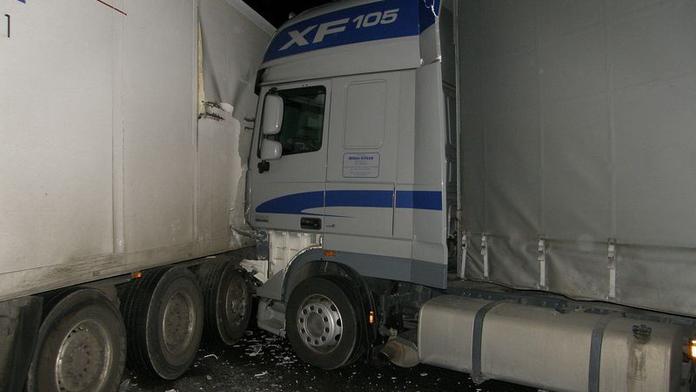 Hromadná nehoda uzavřela dálnici D5
