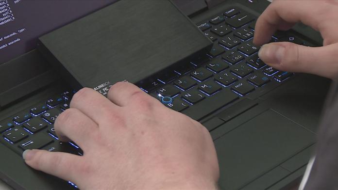Chtěla prodat kánoi, místo toho přišla o 150 tisíc. Podvodníci nepolevují