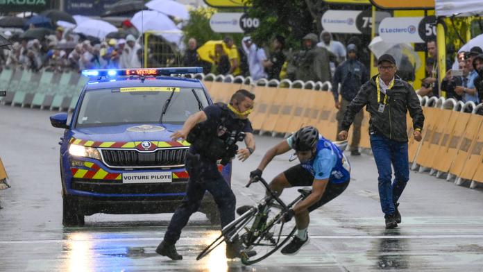 Další incident na Tour. Divák vtrhl na trať na kole a v dresu. Policie ho sejmula