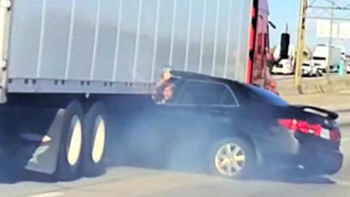 Horor na dálnici: Kamion vláčel zaklíněné auto, vyděšená řidička mávala o pomoc