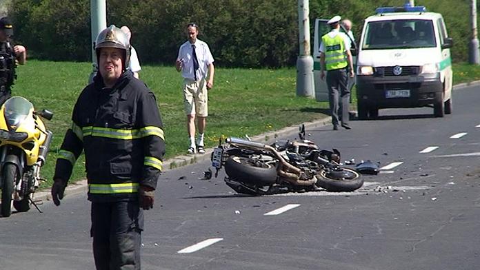 Při enduru vjel divák s motocyklem pod vlak. V nemocnici zemřel