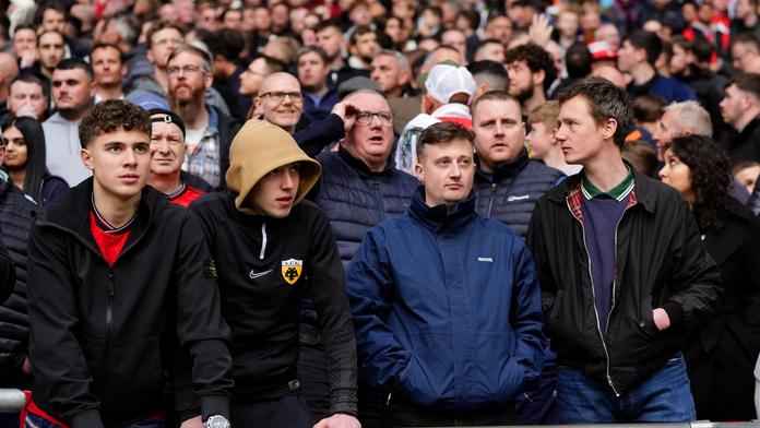 Útěk fanoušků United. Po gólu opouštěli Wembley, pak se snažili dostat zpět