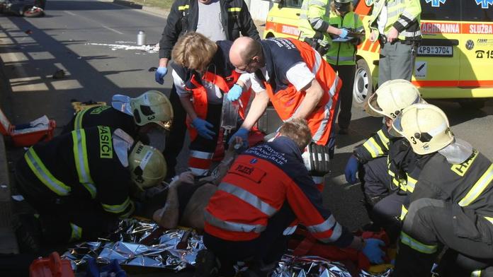 Vážně zraněný motorkář (†41) z Plzně zemřel v nemocnici! Sražený chodec je v kritickém stavu!