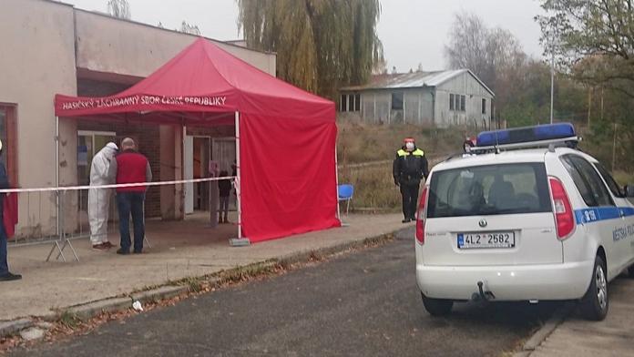 Lidem je tak zle, že ani nevystoupí z auta. I to je realita odběrů vzorků