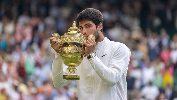 Carlos Alcaraz s trofejí pro vítěze Wimbledonu